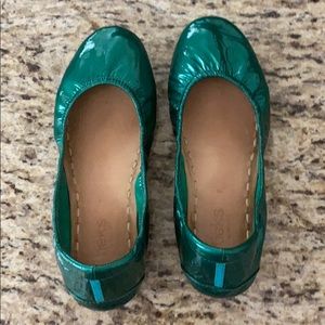 Size 7 Emerald Tieks with Box and Flower